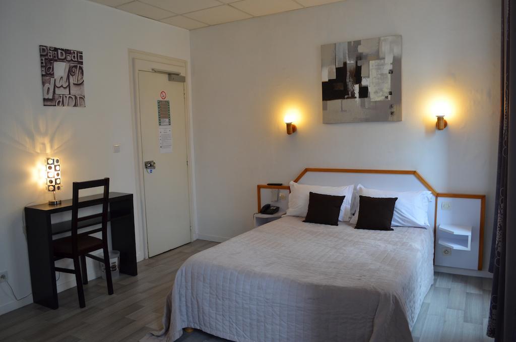 Hotel De La Croix De Malte Cherbourg-en-Cotentin Δωμάτιο φωτογραφία